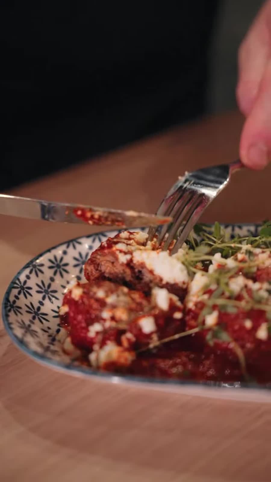 Griechische Hacksteaks mit Basilikum-Tomatensauce aus dem Pegasos